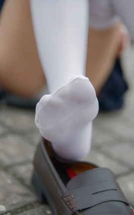 兔玩网二次元福利-天台上的过膝袜少女