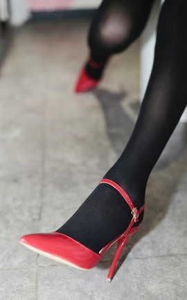 奈丝写真 NO.077 猫璃-纯黑的丝 正红的鞋